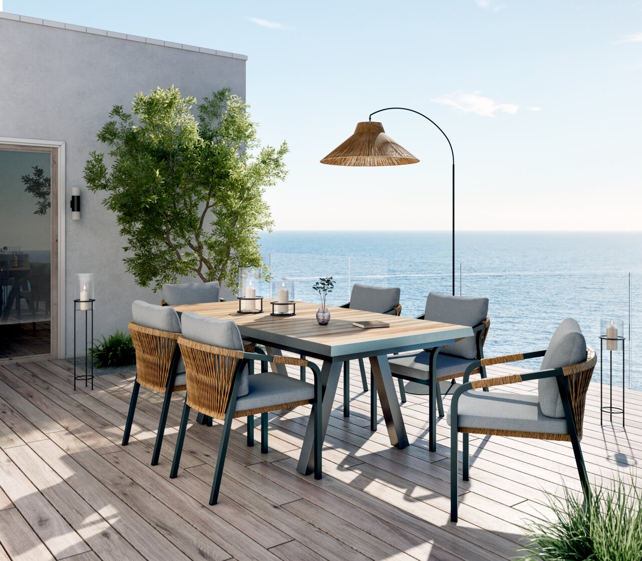 Moderner Stapelsessel auf einer Terrasse mit Meerblick, seitliche Perspektive.
