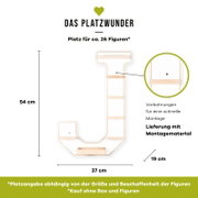 Frontansicht eines J-förmigen, hellen Holz-Wandregals „Das Platzwunder“ für ca. 26 Figuren mit Vorbohrungen, inkl. Montagematerial; Maße ca. 54 cm hoch, 37 cm breit und 19 cm tief.