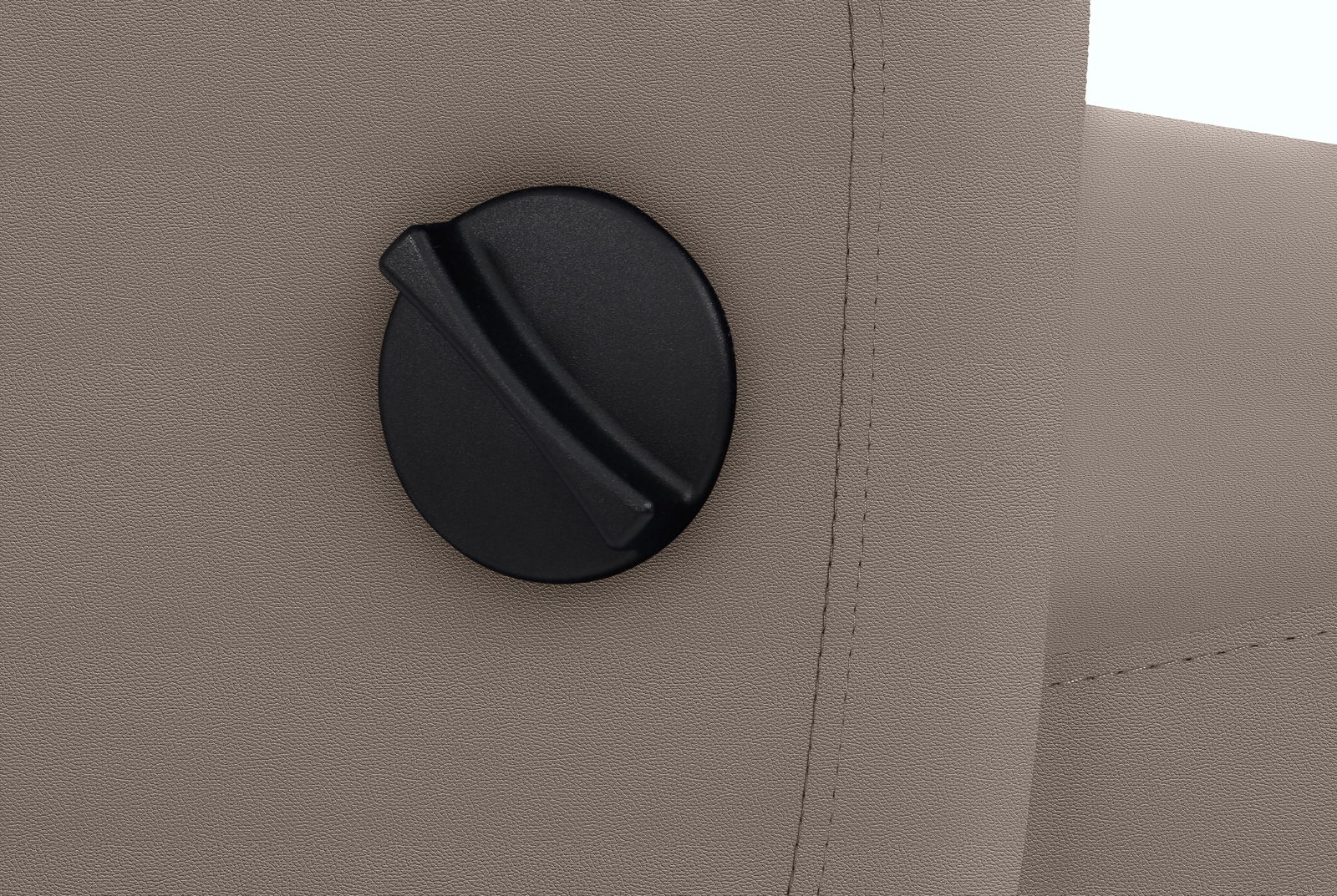 Nahaufnahme eines schwarzen Drehknopfes an der Seite eines grauen Chefsessels.