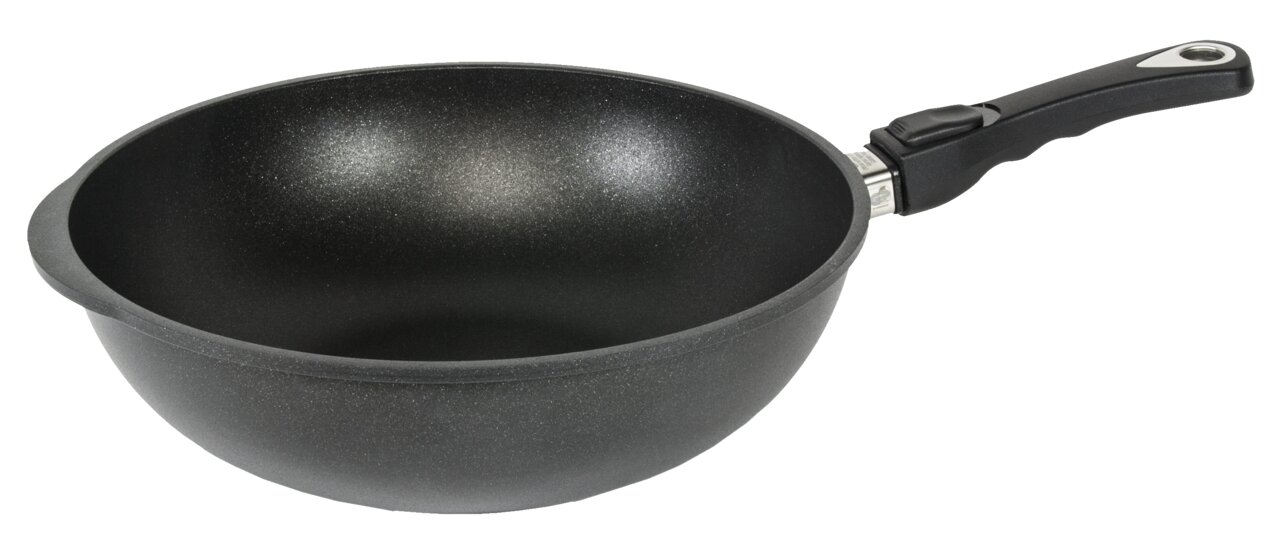 Schwarze Wokpfanne mit abnehmbarem Griff, seitliche Perspektive