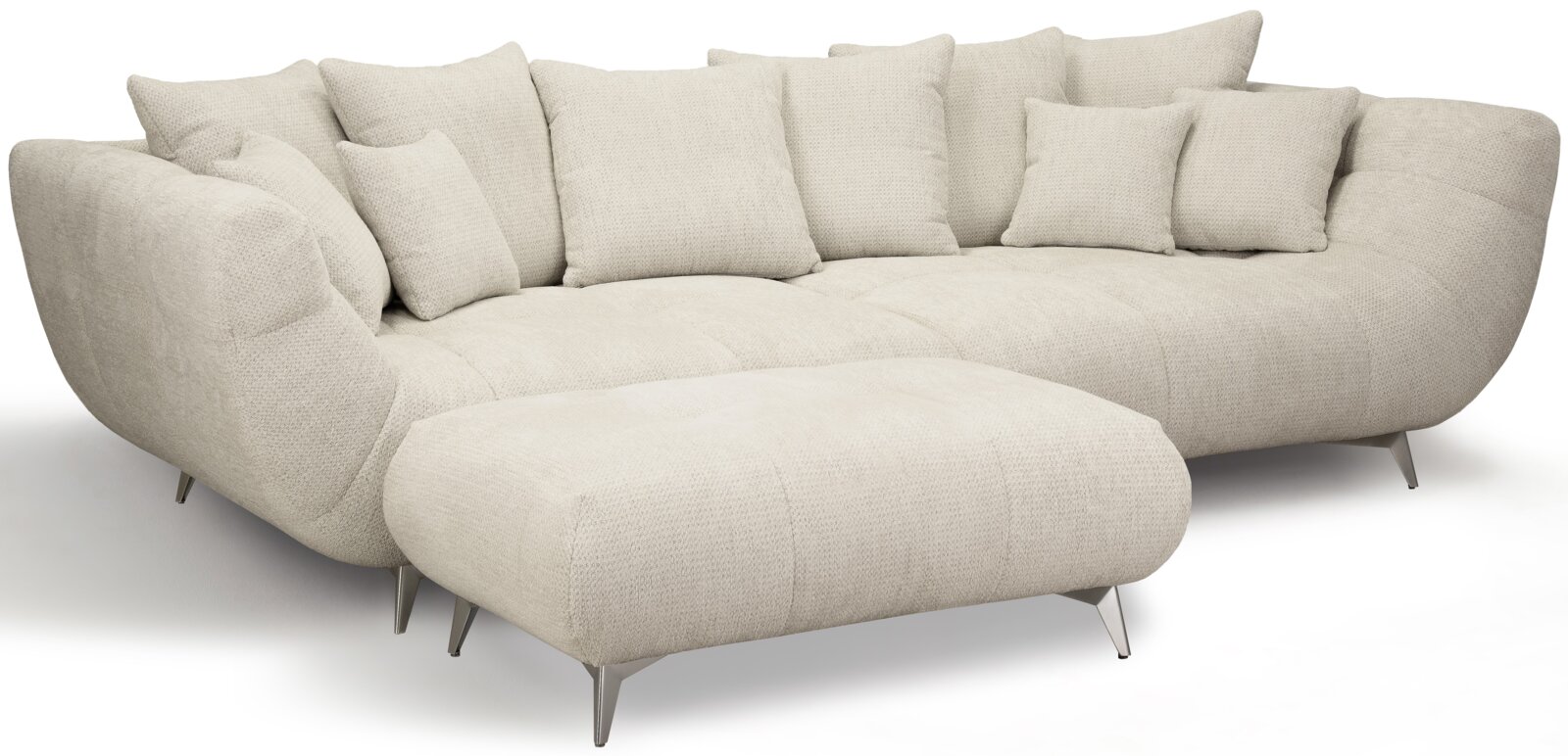 Beiges, modernes Ecksofa mit Ottomane links, vielen Rückenkissen und schmalen Metallfüßen, freigestellt auf weißem Hintergrund; Ansicht schräg von vorne links.