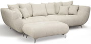 Beiges, modernes Ecksofa mit Ottomane links, vielen Rückenkissen und schmalen Metallfüßen, freigestellt auf weißem Hintergrund; Ansicht schräg von vorne links.