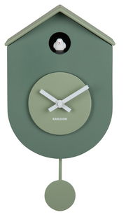 Grüne Wanduhr in Form eines Vogelhauses mit Kuckucksvogel und Pendel, Frontalansicht
