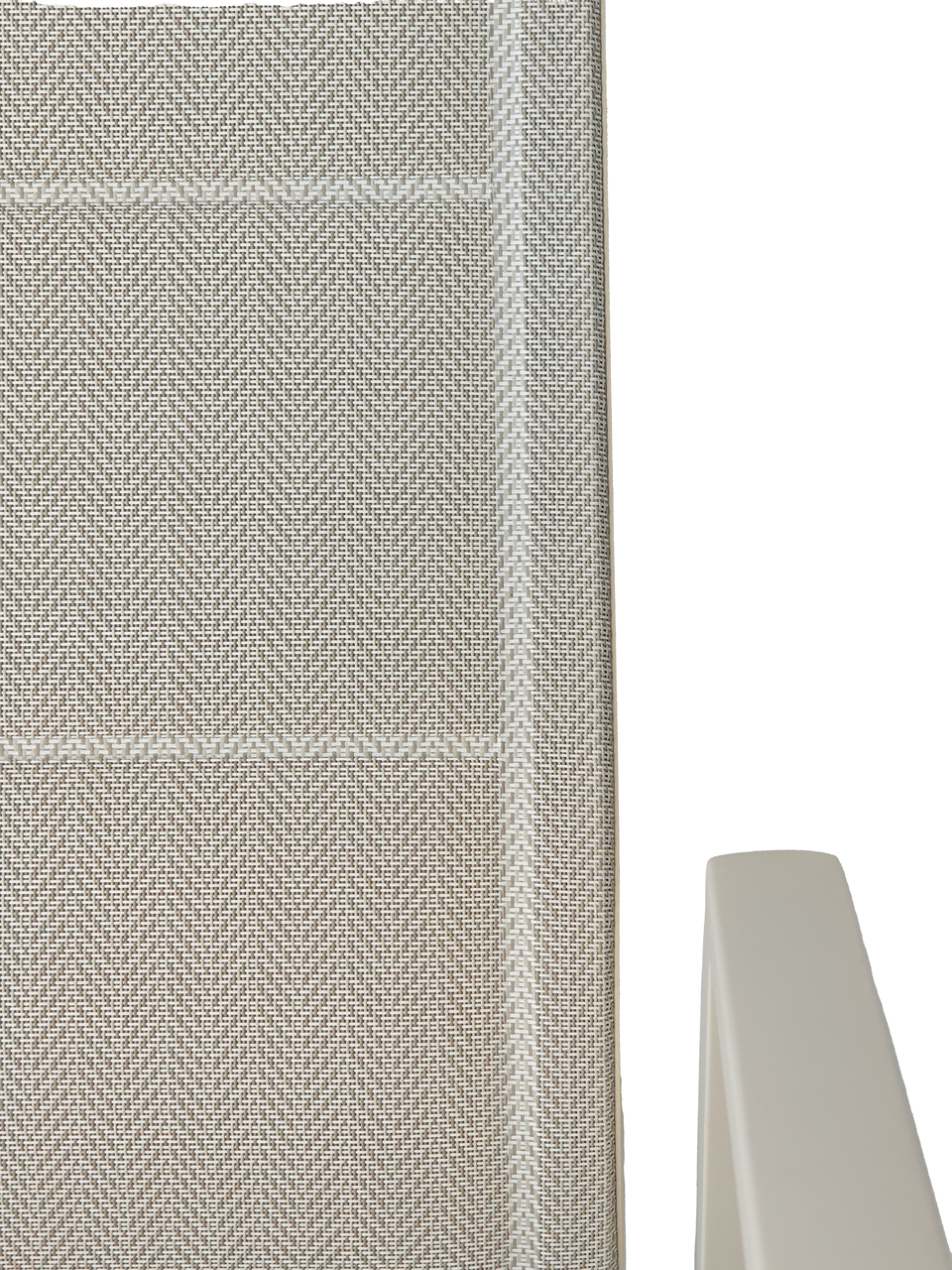 Ambia Garden Gartensessel TERUEL Nahaufnahme eines Gartensessels mit beigem Textilgewebe und weißem Armlehnenrahmen, seitliche Perspektive