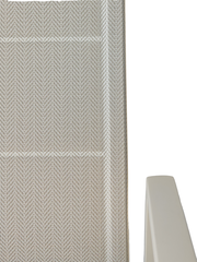 Nahaufnahme eines Gartensessels mit beigem Textilgewebe und weißem Armlehnenrahmen, seitliche Perspektive