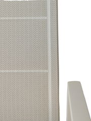 Nahaufnahme eines Gartensessels mit beigem Textilgewebe und weißem Armlehnenrahmen, seitliche Perspektive