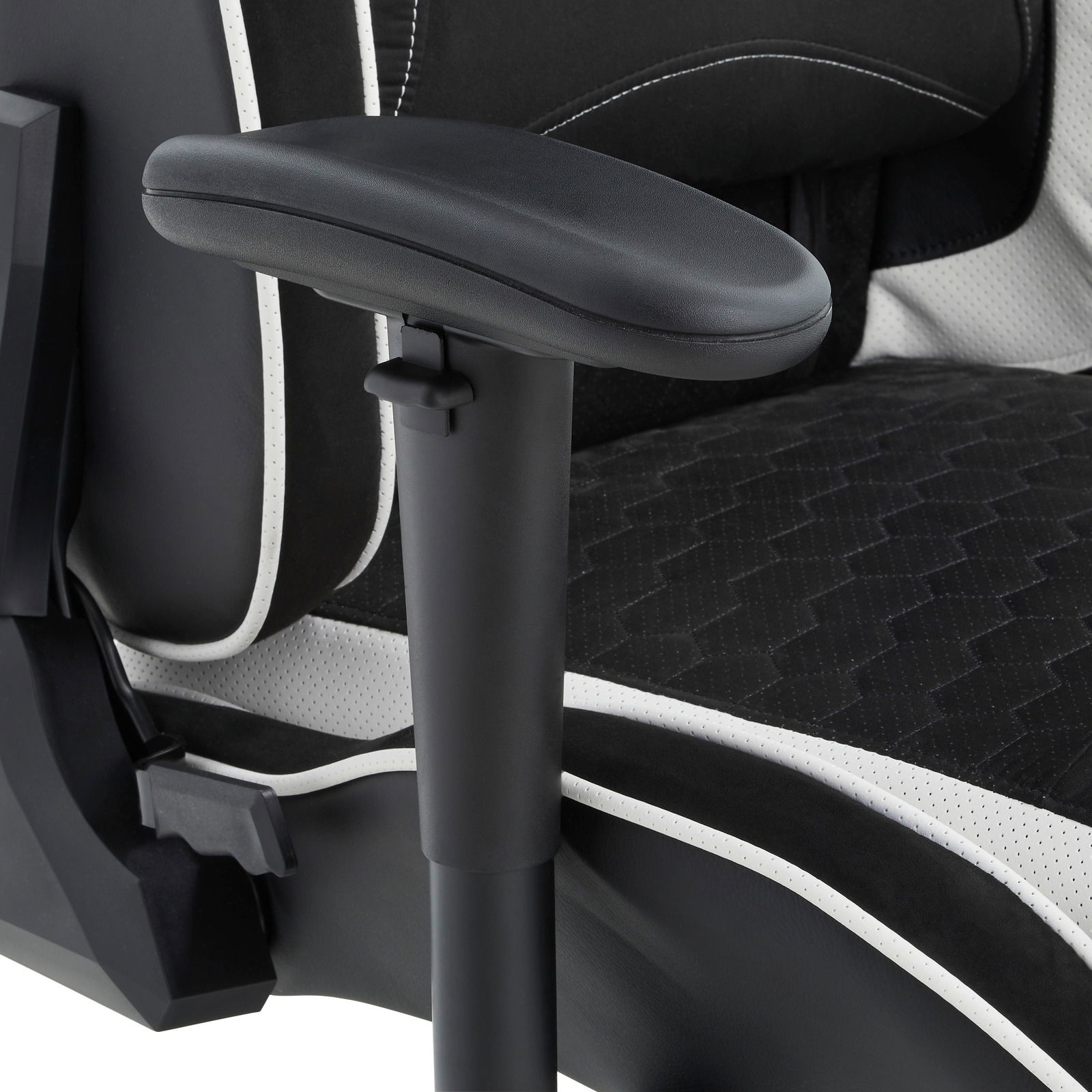 Nahaufnahme eines schwarzen Gaming-Stuhls mit Armlehne, seitliche Perspektive