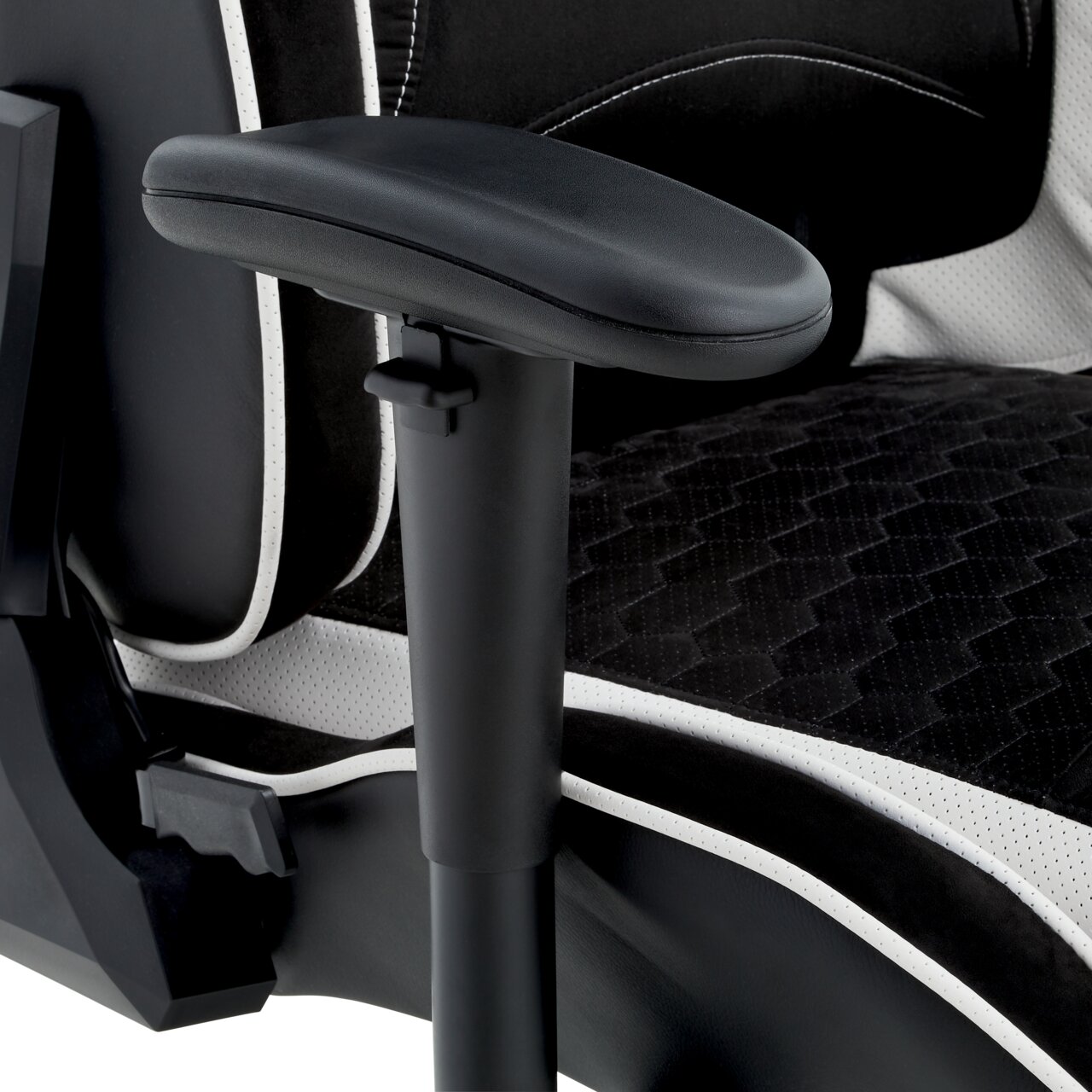 Nahaufnahme eines schwarzen Gaming-Stuhls mit Armlehne, seitliche Perspektive