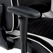 Nahaufnahme eines schwarzen Gaming-Stuhls mit Armlehne, seitliche Perspektive