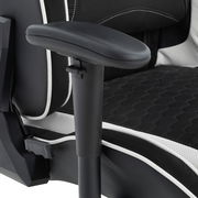 Nahaufnahme eines schwarzen Gaming-Stuhls mit Armlehne, seitliche Perspektive