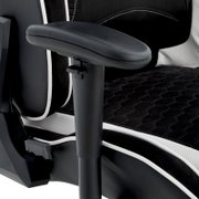 Nahaufnahme eines schwarzen Gaming-Stuhls mit Armlehne, seitliche Perspektive