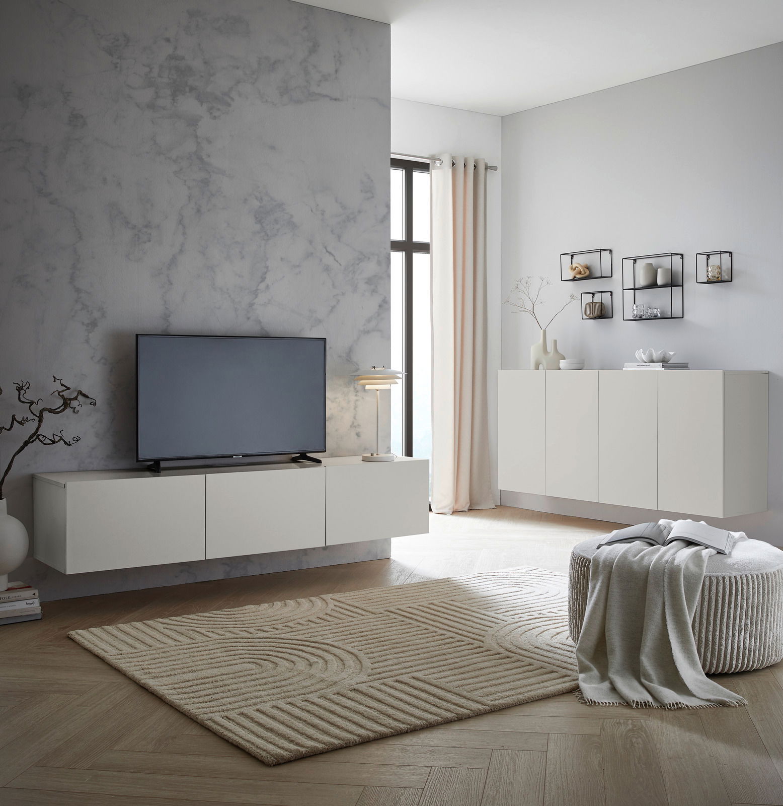 Modernes TV-Hängelowboard in einem stilvollen Wohnzimmer, seitliche Perspektive