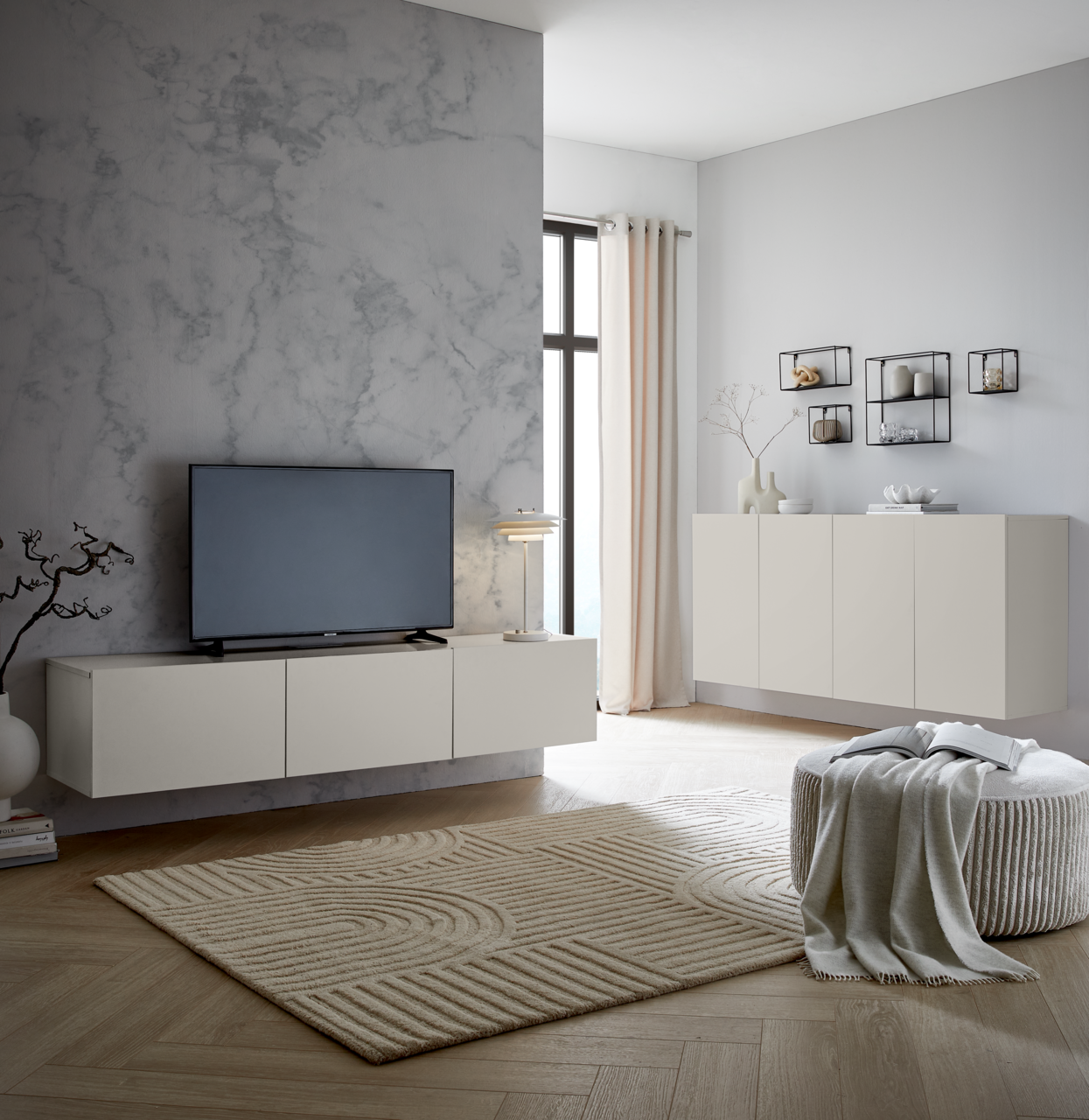 Modernes TV-Hängelowboard in einem stilvollen Wohnzimmer, seitliche Perspektive