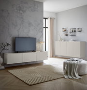 Modernes TV-Hängelowboard in einem stilvollen Wohnzimmer, seitliche Perspektive