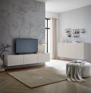 Modernes TV-Hängelowboard in einem stilvollen Wohnzimmer, seitliche Perspektive