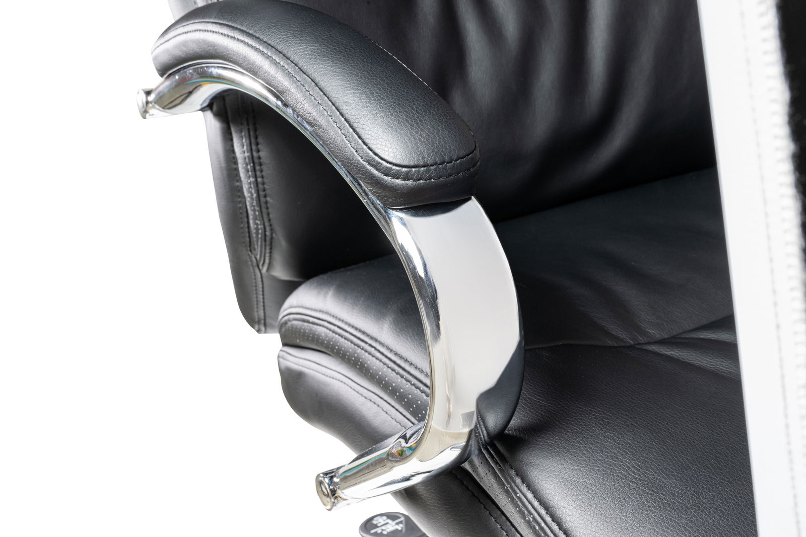 Nahaufnahme eines schwarzen Chefsessels mit gepolsterter Armlehne und verchromtem Gestell, seitliche Perspektive
