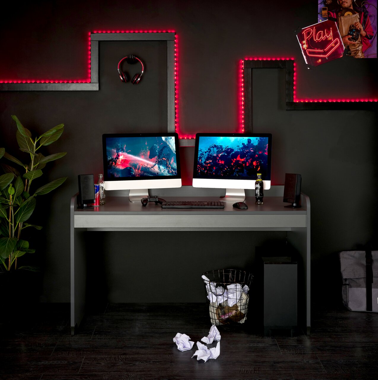 Modern bureau in een stijlvolle gamingopstelling met twee beeldschermen, toetsenbord en muis, omringd door ledverlichting en decoraties, gezien vanuit een vooraanzicht.