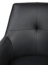 Nahaufnahme eines schwarzen Barhockers mit gepolsterter Rückenlehne, Vorderansicht.