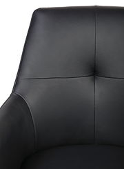 Nahaufnahme eines schwarzen Barhockers mit gepolsterter Rückenlehne, Vorderansicht.