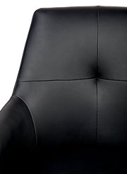 Nahaufnahme eines schwarzen Barhockers mit gepolsterter Rückenlehne, Vorderansicht.