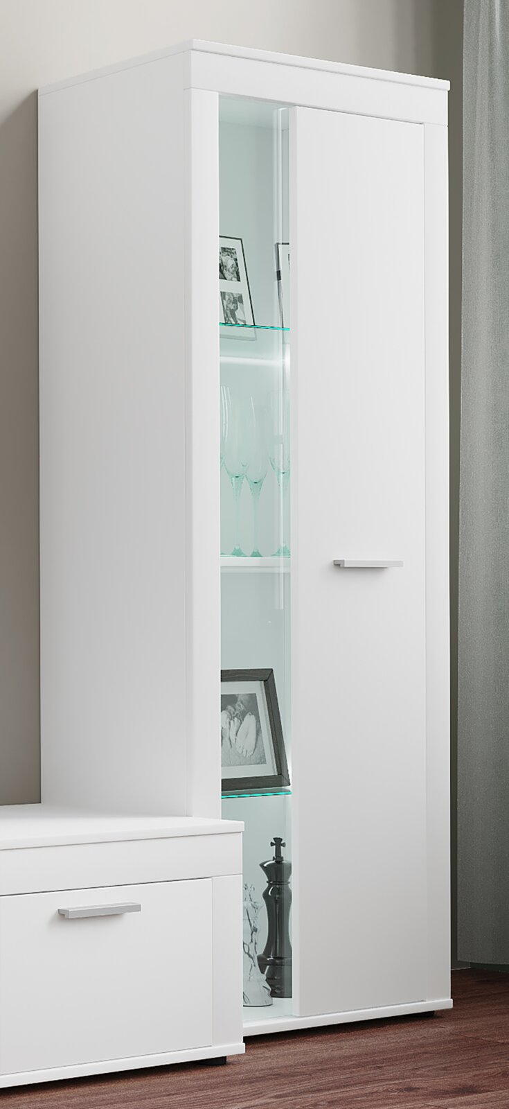 Weiße Vitrine/Hochschrank mit Glaseinsatz und Tür, Innenböden mit Deko sichtbar, aus leicht schräger Frontansicht