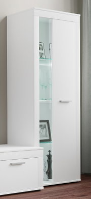 Weiße Vitrine/Hochschrank mit Glaseinsatz und Tür, Innenböden mit Deko sichtbar, aus leicht schräger Frontansicht