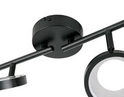 Nahaufnahme eines schwarzen LED-Strahlers von unten, mit runden Leuchtelementen und einer Deckenhalterung.