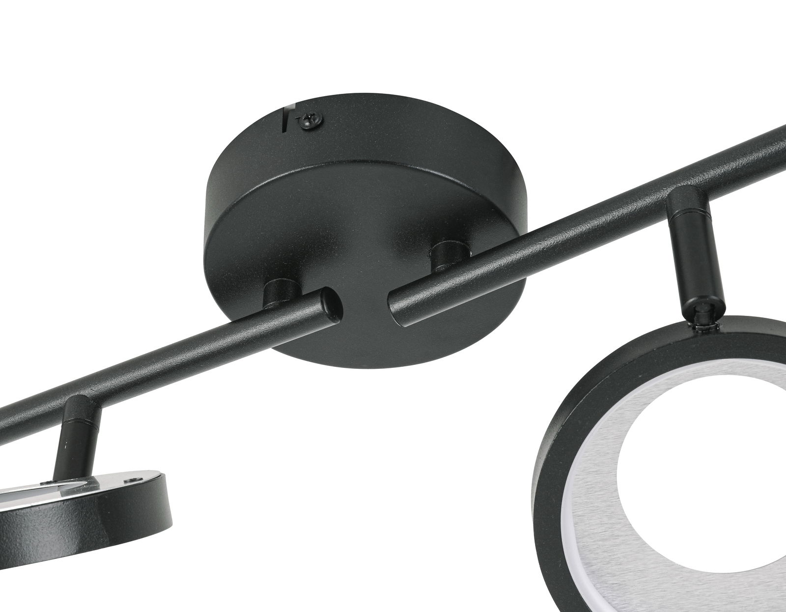 Nahaufnahme eines schwarzen LED-Strahlers von unten, mit runden Leuchtelementen und einer Deckenhalterung.