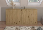 Holz-Garderobenkombination mit natürlicher Maserung, frontal fotografiert unter einem Dachfenster, dekoriert mit einer Vase und Duftstäbchen.