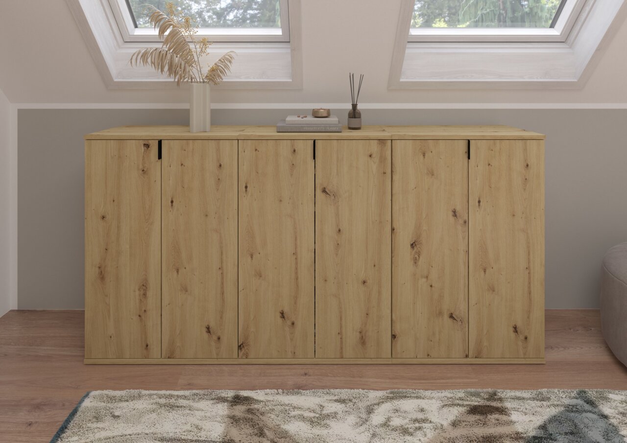 MID.YOU Schuhkommodenkombination PROJEKT X Holz-Garderobenkombination mit natürlicher Maserung, frontal fotografiert unter einem Dachfenster, dekoriert mit einer Vase und Duftstäbchen.