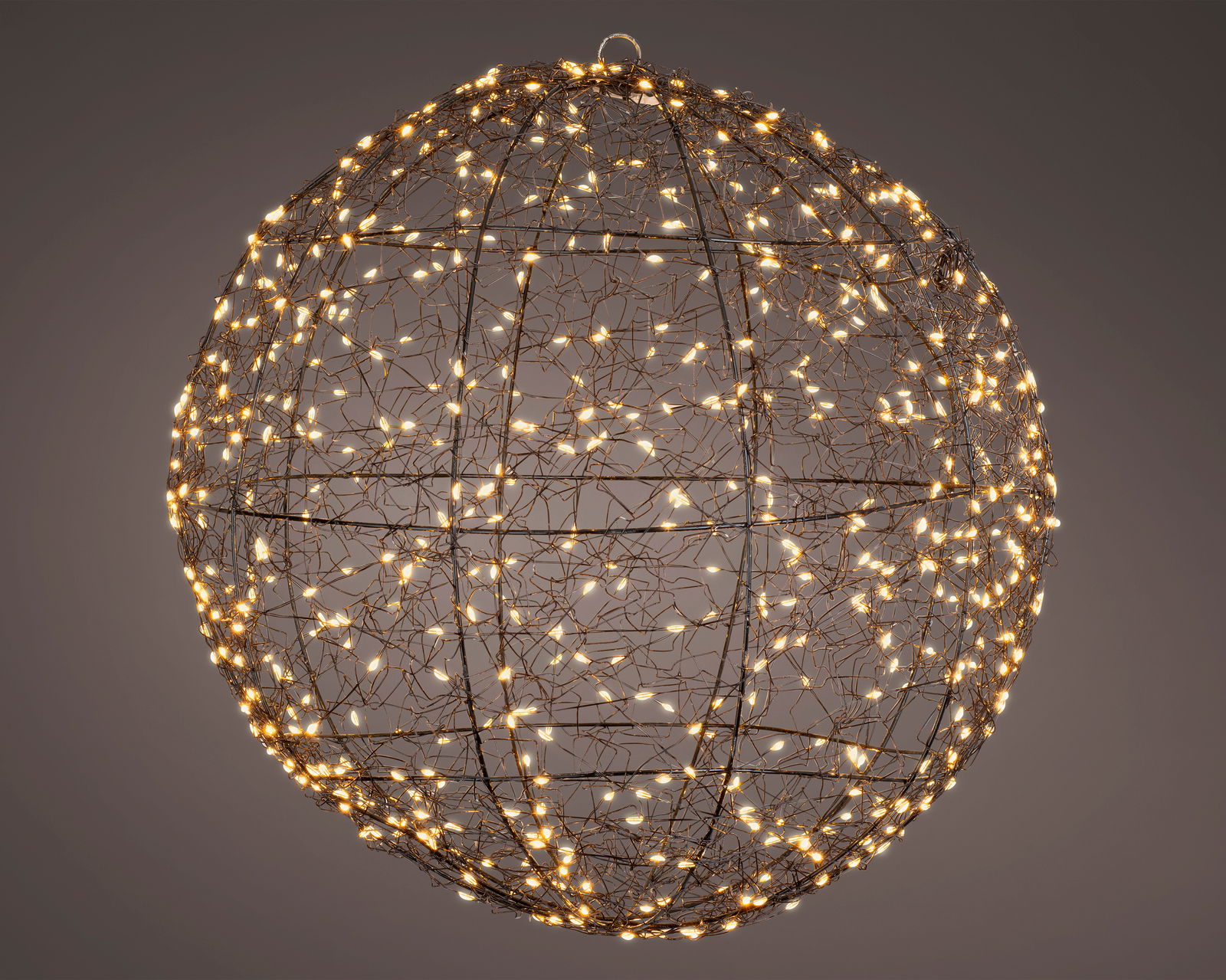 Lumineo LED-Kugel 38cm mit 600 LEDs Kugel aus schwarzem Draht mit warmweißen Micro-LEDs, seitliche Perspektive