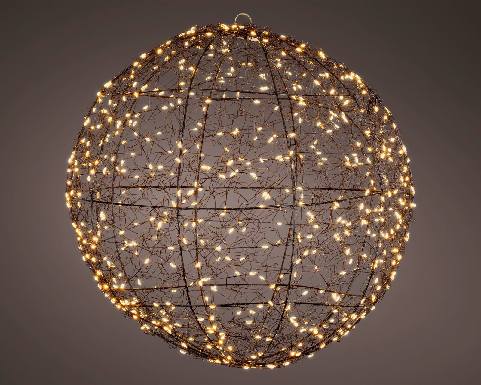 Kugel aus schwarzem Draht mit warmweißen Micro-LEDs, seitliche Perspektive