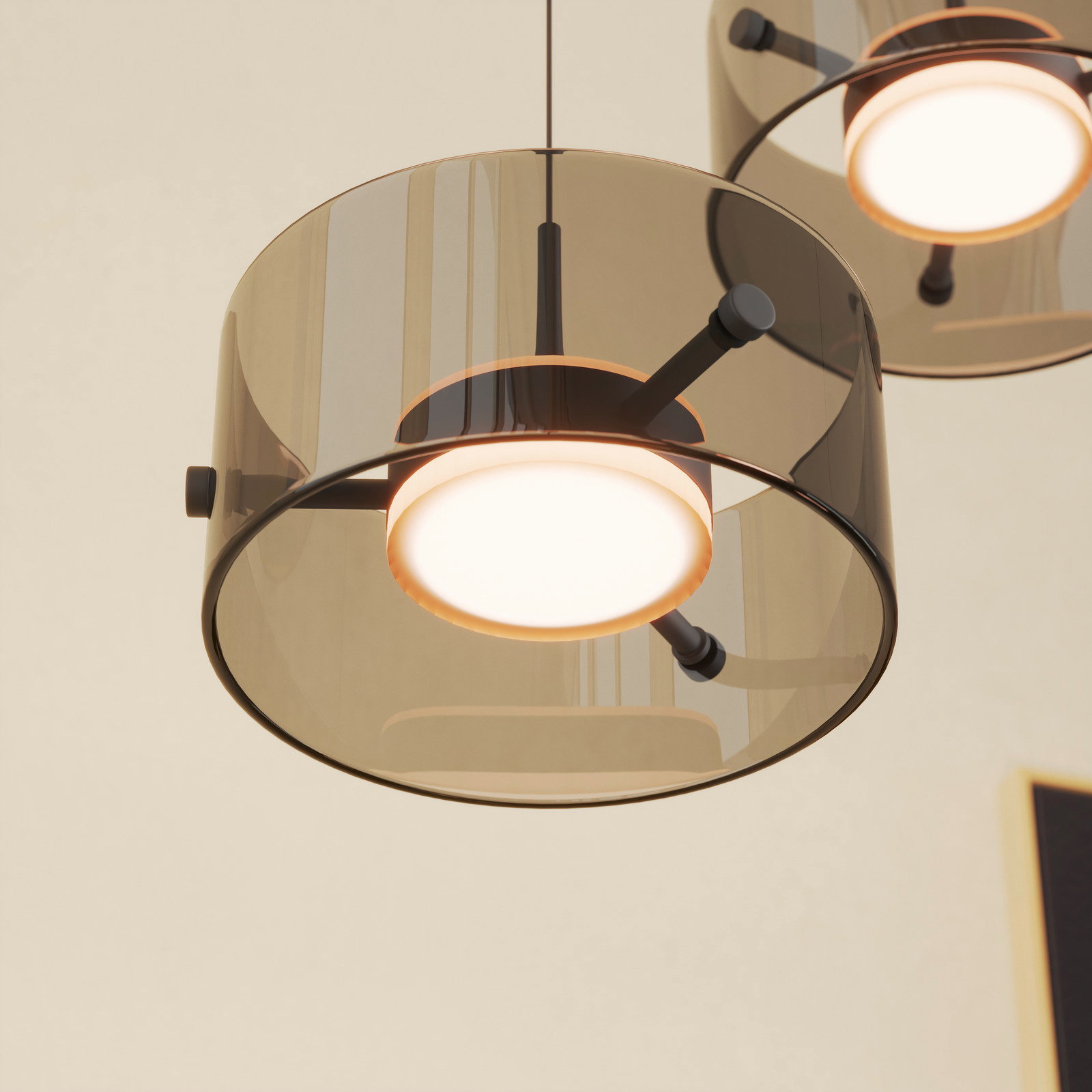 Moderne LED-Hängeleuchte mit rauchgrauem Glasschirm, seitliche Perspektive