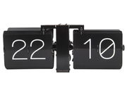 Schwarze Wanduhr im Flip-Design, frontal abgebildet, zeigt die Zeit 22:10 an.