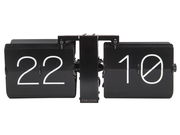 Schwarze Wanduhr im Flip-Design, frontal abgebildet, zeigt die Zeit 22:10 an.