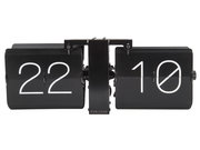 Schwarze Wanduhr im Flip-Design, frontal abgebildet, zeigt die Zeit 22:10 an.