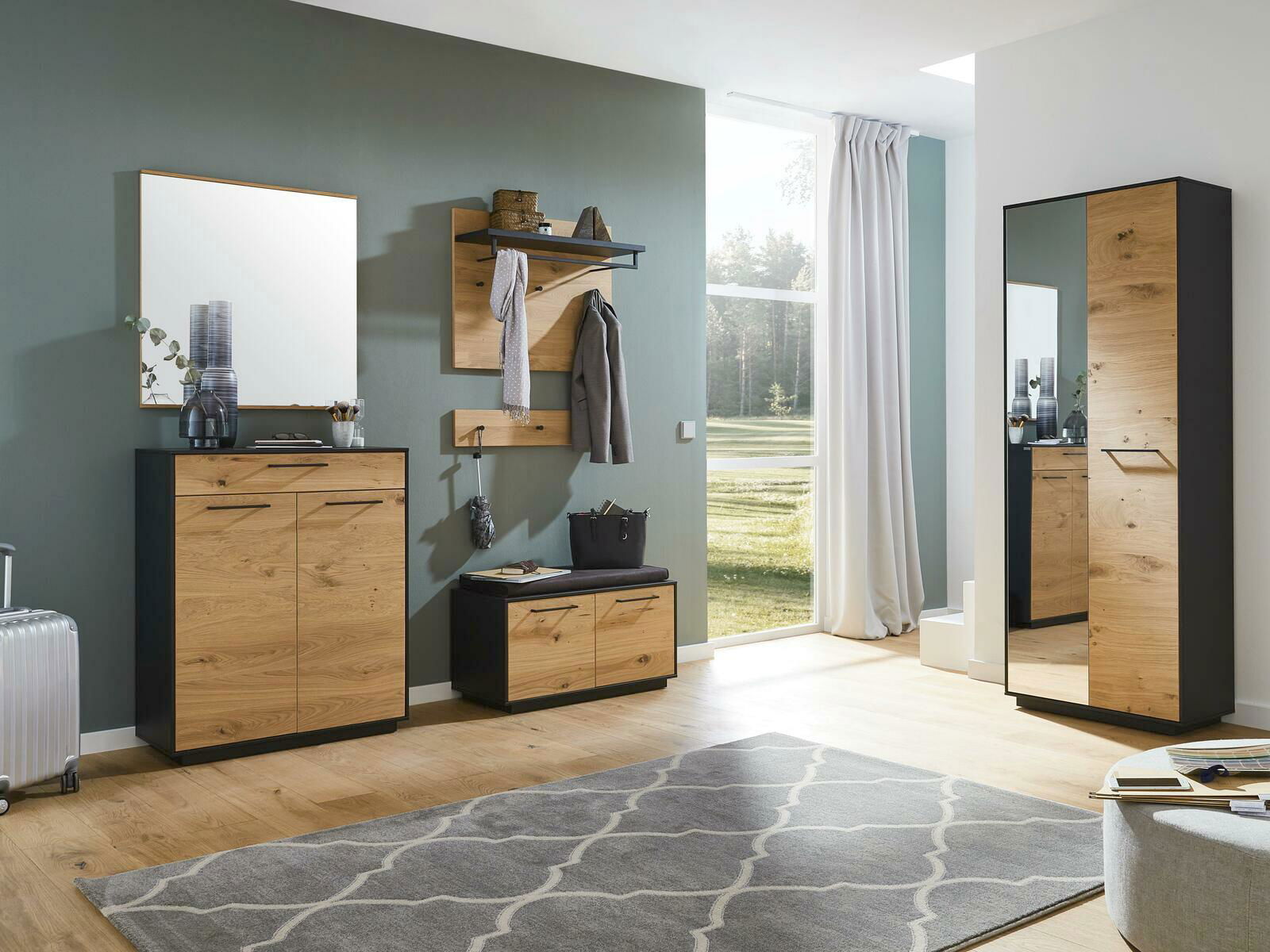 Moderne Garderobeneinrichtung mit Holz- und Schwarzakzenten, bestehend aus Schuhkommode, Spiegel, Bank, Garderobenpaneel und Dielenschrank, seitliche Perspektive