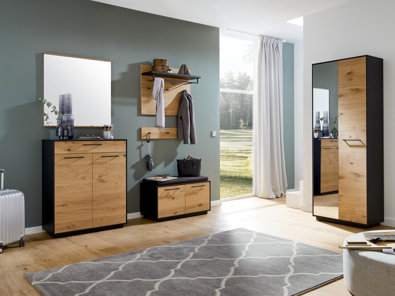 Moderne Garderobeneinrichtung mit Holz- und Schwarzakzenten, bestehend aus Schuhkommode, Spiegel, Bank, Garderobenpaneel und Dielenschrank, seitliche Perspektive