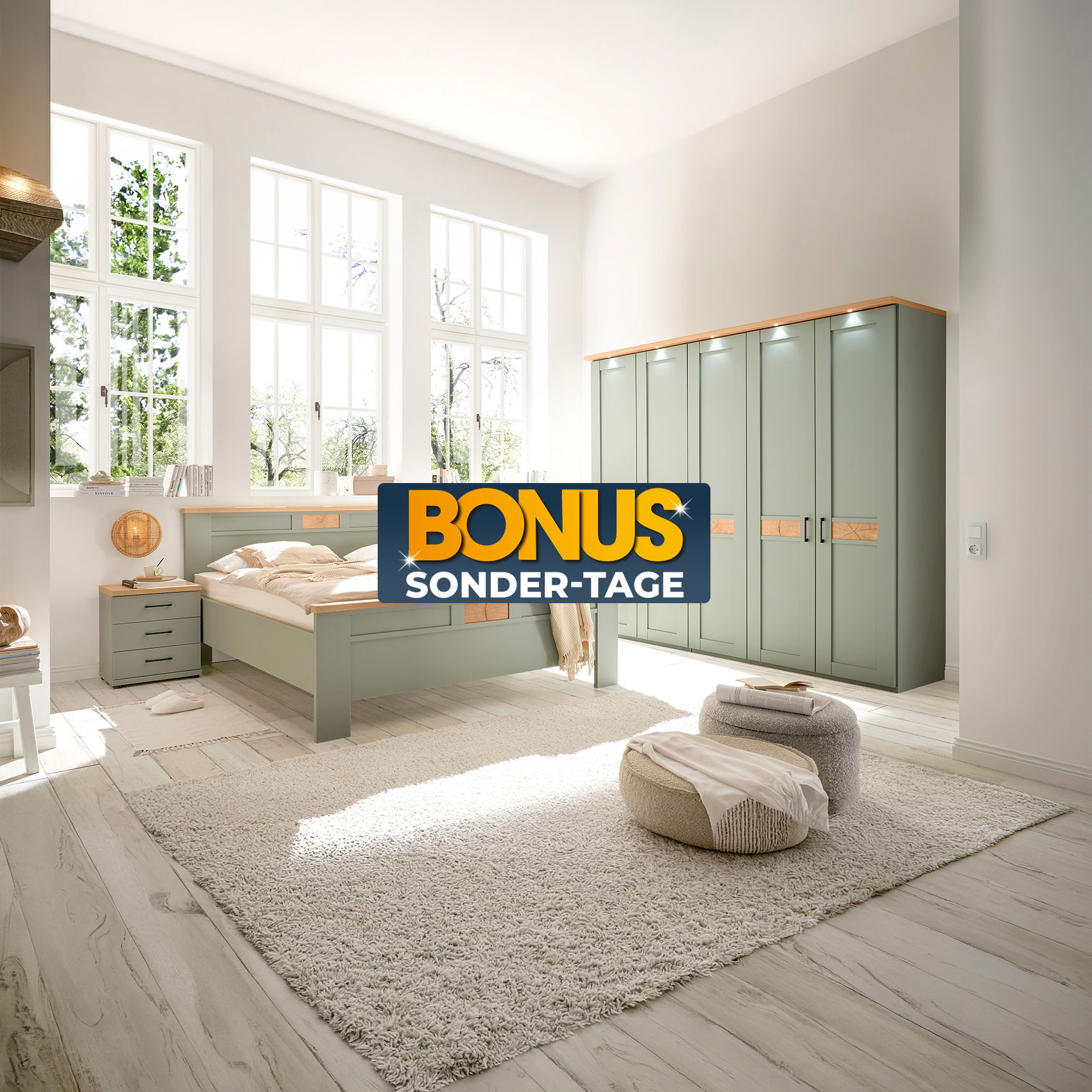 Helles Schlafzimmer mit grünen Möbeln und „BONUS Sonder-Tage“-Hinweis