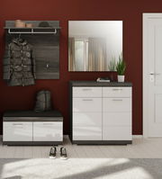Moderner Flur mit Garderoben-Set bestehend aus Schuhschrank, Garderobenschrank, Spiegel und Garderobenbank in dunklem Holz und Weiß, frontal betrachtet.