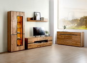 Moderne Wandkombination aus Holz mit Vitrine, TV-Schrank und Sideboard in einem hellen Raum, seitliche Perspektive.