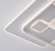 Moderne LED-Deckenleuchte in geometrischem Design, seitliche Perspektive