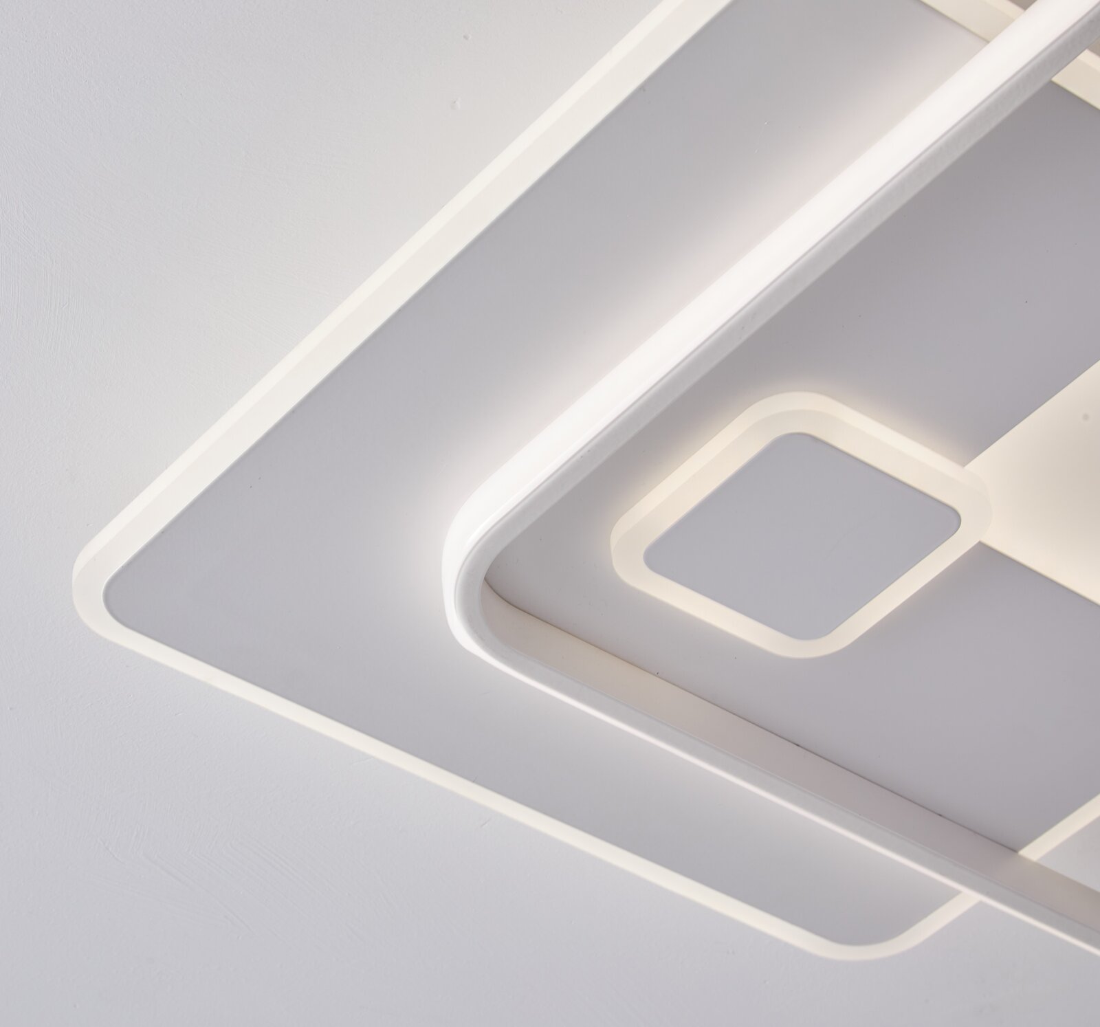 Moderne LED-Deckenleuchte in geometrischem Design, seitliche Perspektive