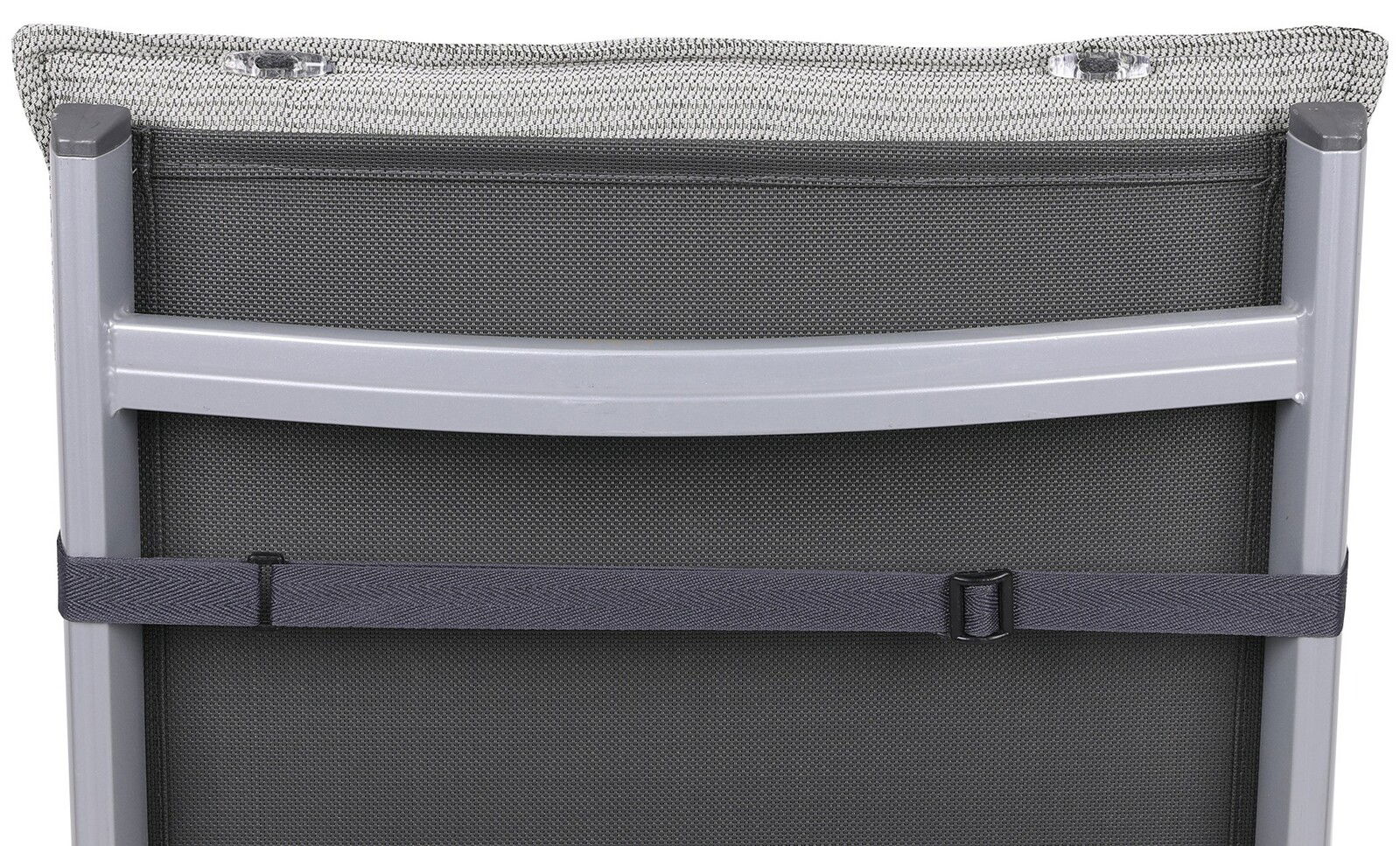 Rückansicht eines Stuhls mit grauem Stoffbezug und Metallrahmen, ausgestattet mit einem Befestigungsband.