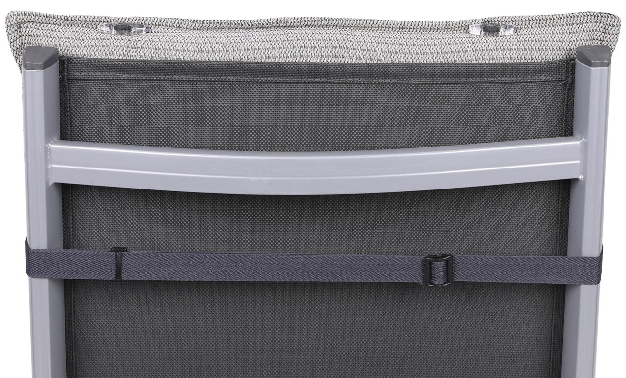 Achterkant van een stoel met grijze stoffen bekleding en een metalen frame, voorzien van een bevestigingsband.