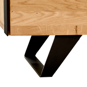 Nahaufnahme eines TV-Lowboards mit Holzoberfläche und schwarzem Metallfuß, seitliche Perspektive.