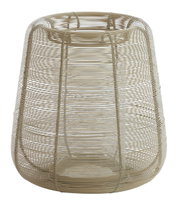 Windlicht aus geflochtenem Material in beige, seitliche Perspektive