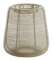 Windlicht aus geflochtenem Material in beige, seitliche Perspektive