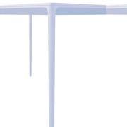 Nahaufnahme eines Gartentischs aus der Perspektive unterhalb der Tischplatte, die Tischbeine sind sichtbar.