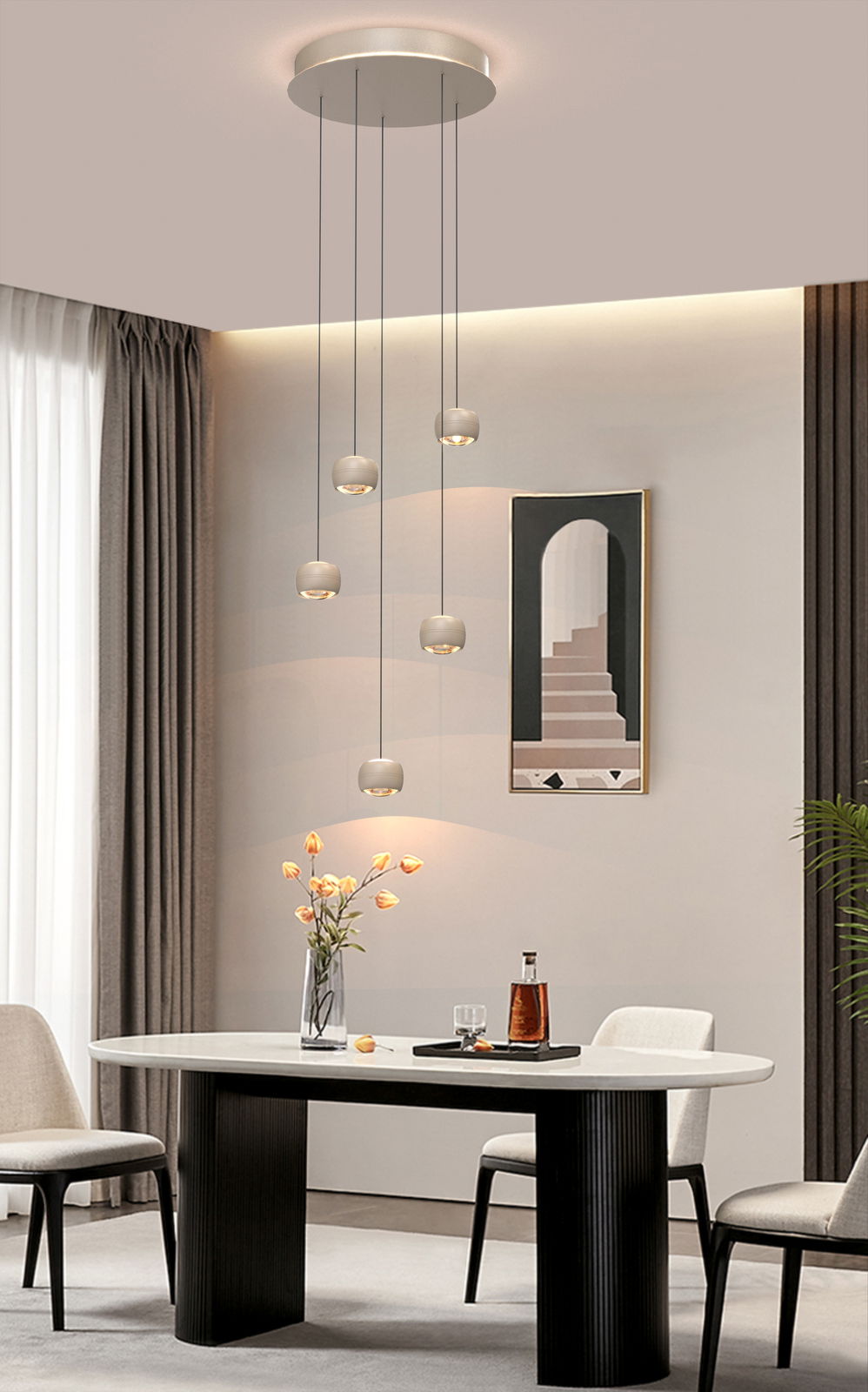 Moderne LED-Pendelleuchte mit fünf kugelförmigen Lampen, hängend von einer runden Deckenhalterung, in einem stilvoll eingerichteten Esszimmer. Perspektive von vorne.